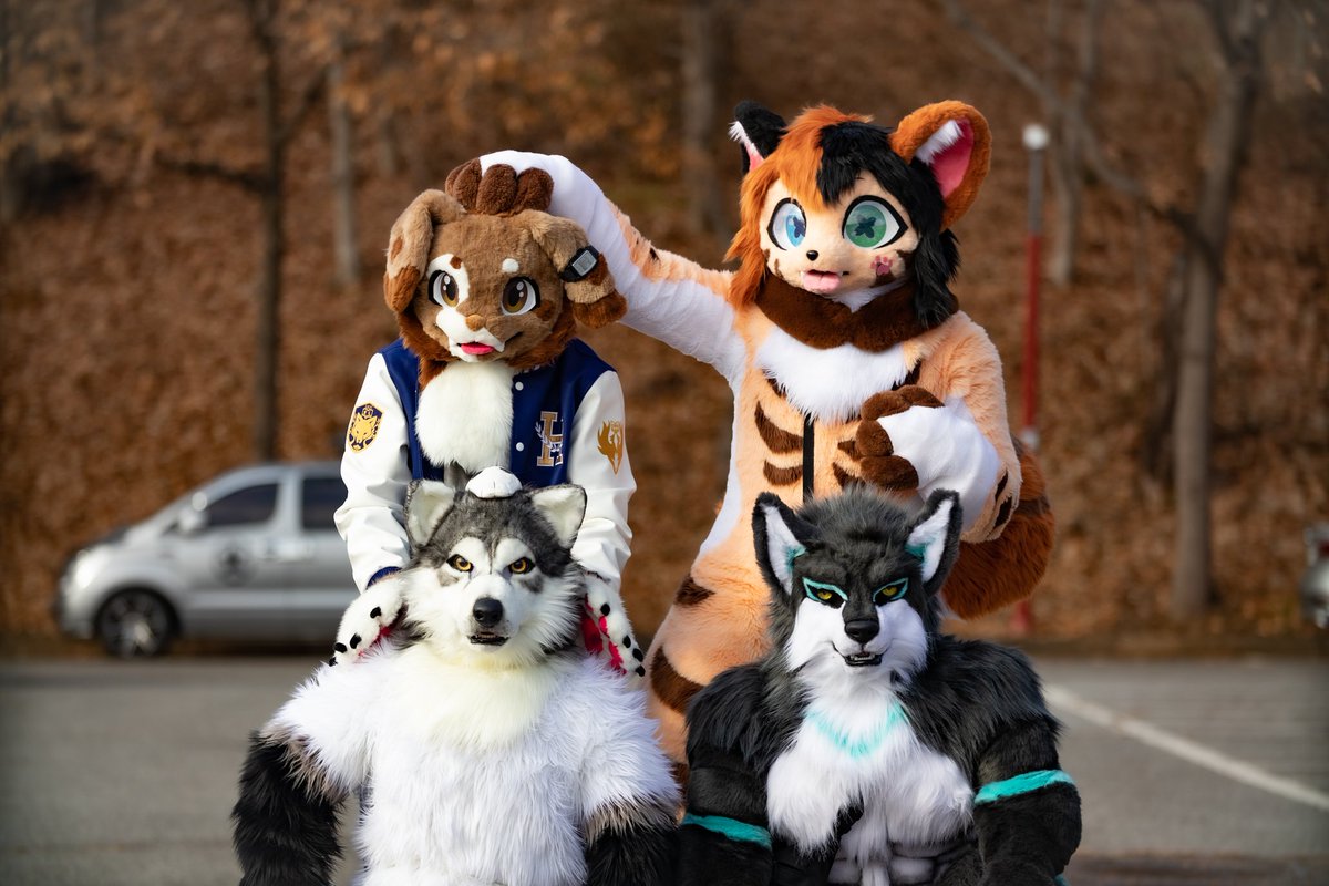 처음으로 사진사로서 야외촬영을 진행해봤어요!!
다들 퍼슈팅하시느라 고생 정말 많으셨습니다~!!

<a href="/dorongmook/">Dorong</a> <a href="/nekogod246812/">클레오</a> <a href="/O_Case_/">경우</a> <a href="/IncheonSquirrel/">인천 다람이🐾</a> 

#FursuitEveryday #fursuit