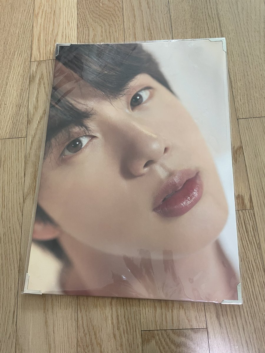 seokjin_onlyou's tweet photo. 💜석진 생일 이벤트💜
RT해주세요
웸블리때 줄사서 사온 프포(미개봉)인데 한분께 드립니다(위버스샵에 파는지 모르겠네욤)
흰바탕에 찍힌 부분있는데 예민하신 분은 피해주세요
당발:일욜저녁

#HAPPYJINDAY
#ForeverYoursJin
#석진생일ᄎᄏ 
#JIN짜_사랑하는_석진이_탄생일
#석진이_생일_축하티비 https://t.co/hsIpMtuVgH
