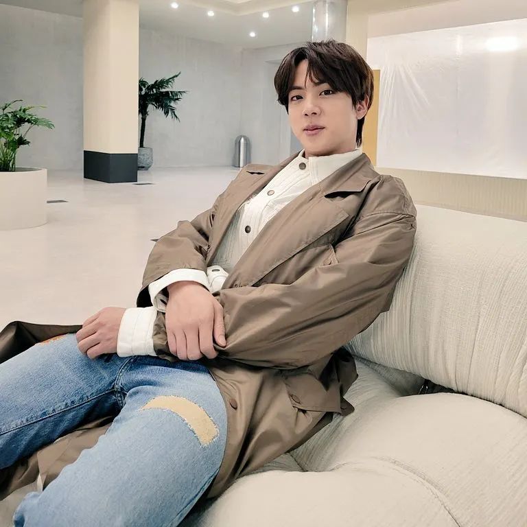 0076Army's tweet photo. #HappyBirthdayJin 
#JINDAY https://t.co/XsZ40R2PAe