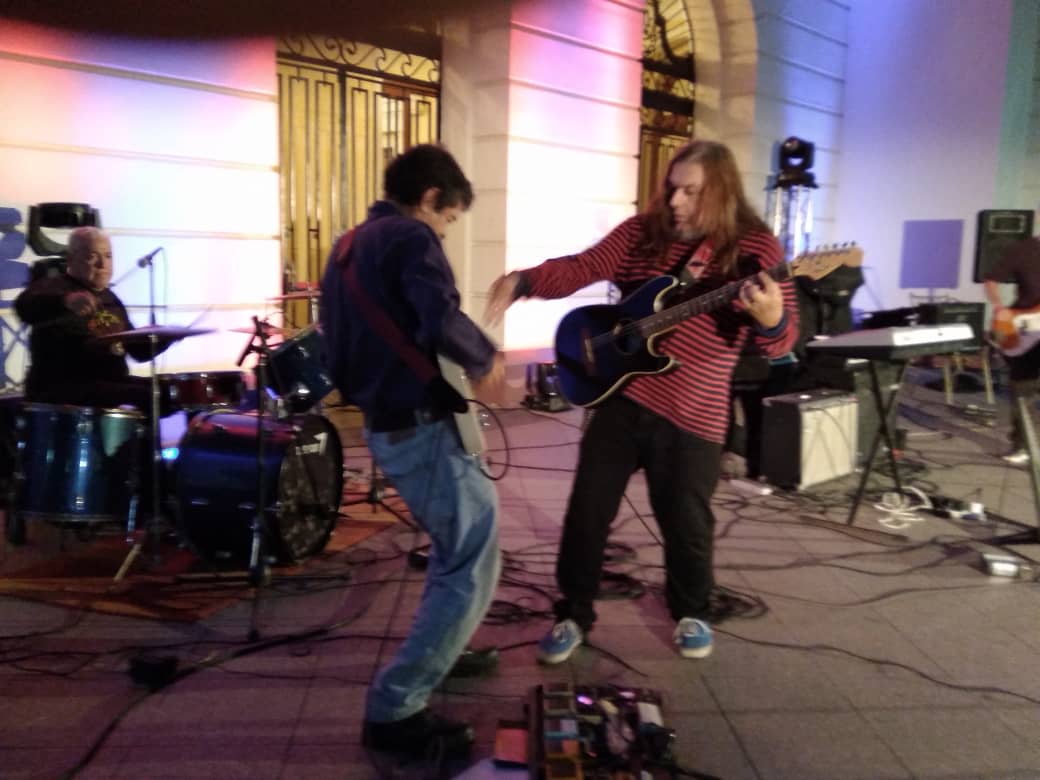 denismiraldo's tweet image. Qué noche la que acabamos de vivir! Charly what? en el @TMValencia en los 23 años de @laboratorioglub 

En la imagen Charly Chaplin y Charly Mata en vuelo de guitarras. 

Hoy se elevó nuestra hermandad y la compenetración de la banda empieza a desbordar el espíritu del #rocknroll