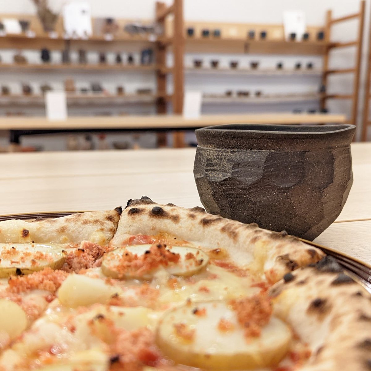 bizen_nabechan's tweet photo. #陶芸家メシ 番外編
●ピザ&コーヒー
グループ展の会場は自家焙煎コーヒー屋さん。Pizza屋さんも来られているので、あわせてランチ。
『タラコとジャガイモのトマトソース』のピザ。『マンデリン』をネルドリップで。
●はつり杯
拙作。打製石器をモチーフにしたカップ。
#4coffee #グループ展 https://t.co/hlEAmAmrJw
