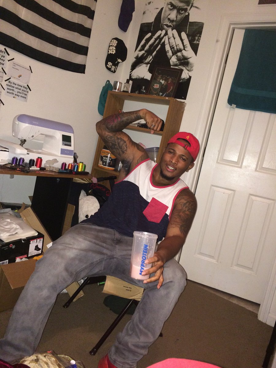 SuperDealBros's tweet photo. Ofc da nigga ain’t gon see it but fuck dat shit, big up HOV 💎
MY SHIT IS BUTTER FOR DA BREAD DEY WANNA TOAST MEEE🥶
Damn I miss my old room & the level up in these pics just blew my mind😂🔥 & today begins the end of a time #CSauce https://t.co/OUapEsWLVf