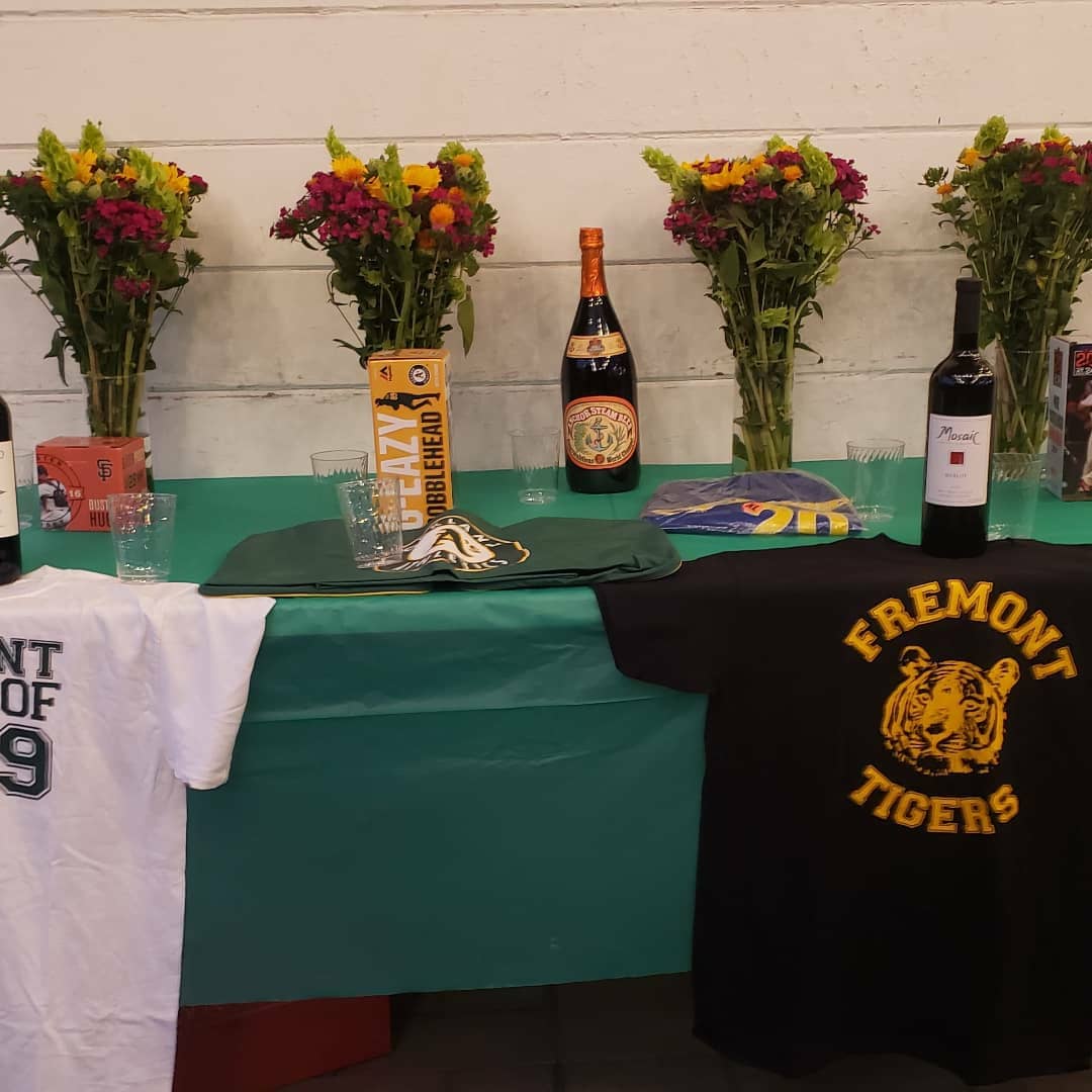 Victory4Oakland's tweet photo. Thanks to Oakland educators who continue to show up and out for our youth! I stopped by a teachers union mixer and ran into the holiday toy drive and fundraiser hosted by Oakland Latino Educators.
#Victory4Oakland
#Victoryforteachers #Victoryforstudents https://t.co/pFFqBmVGFY