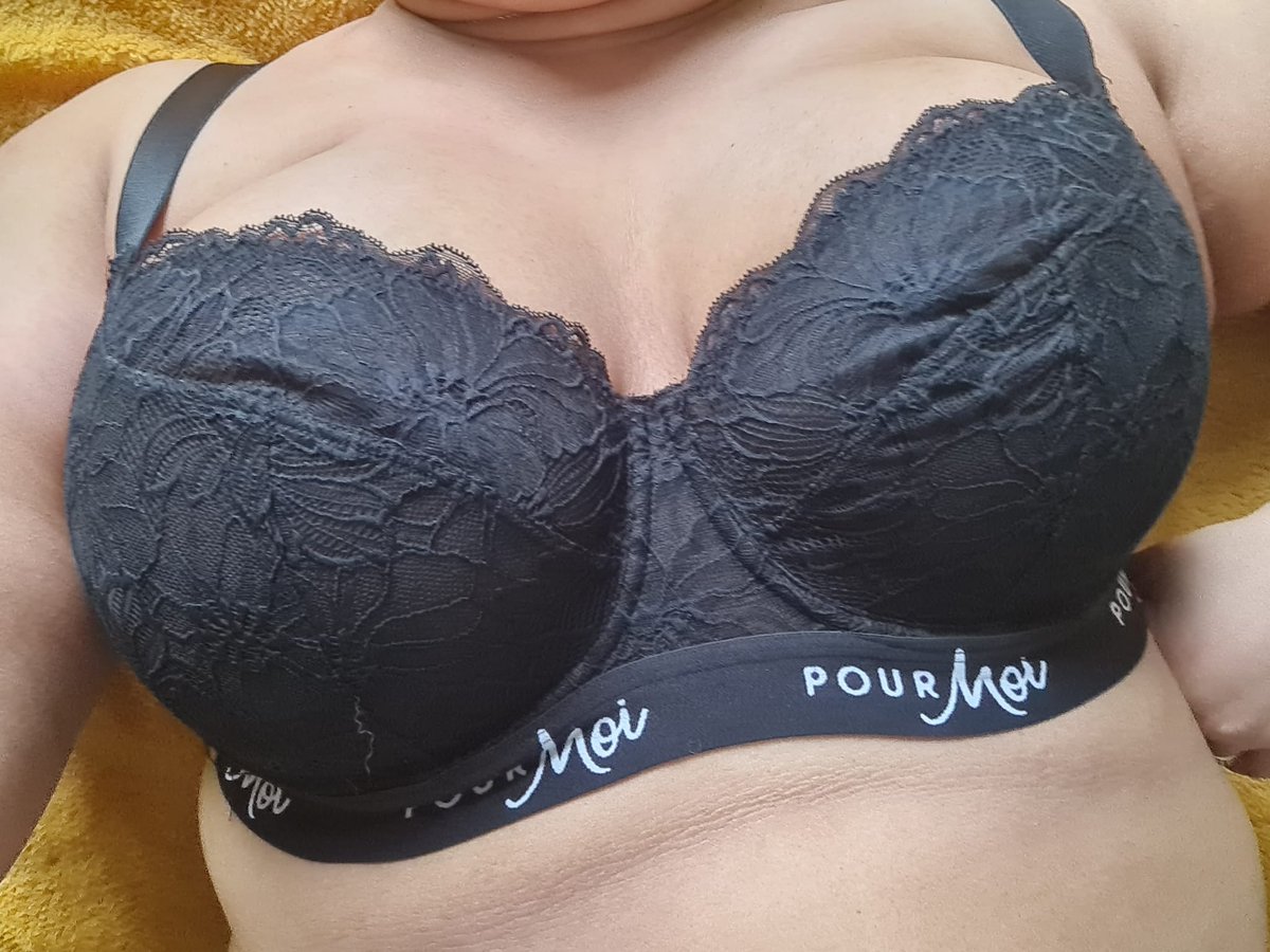 MrskMra's tweet photo. Dec 4th #AdventCalendar 3 weeks to Xmas! Have a fun #sexysaturday
#sexywife #bigtits #bigboobs #bigbreasts #Indianwife #ukcouple #hotwife #38E #sexyboobs #sexybreasts #sexytits #sexybra #heavingbosom #hugeknockers #brownboobs #brownbabes https://t.co/ynUBmlLqk9