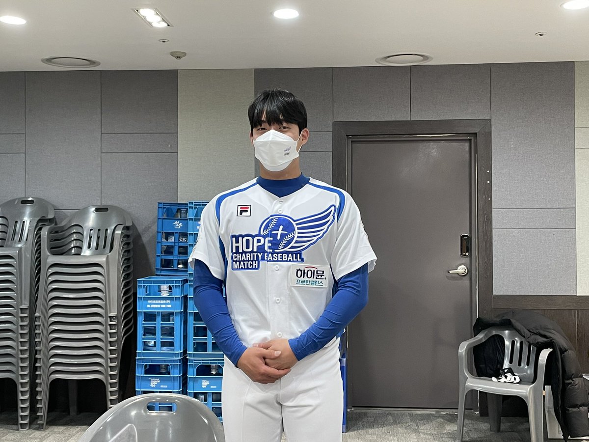 양준혁 자선야구대회 출전하러 온 원태인. 오늘은 3번타자 유격수로 선발 출전합니다. 경북고 시절 방망이도 잘 쳤던 선수지만 오늘은 분장 때문에 공이 안 보일 것 같다고.🤣