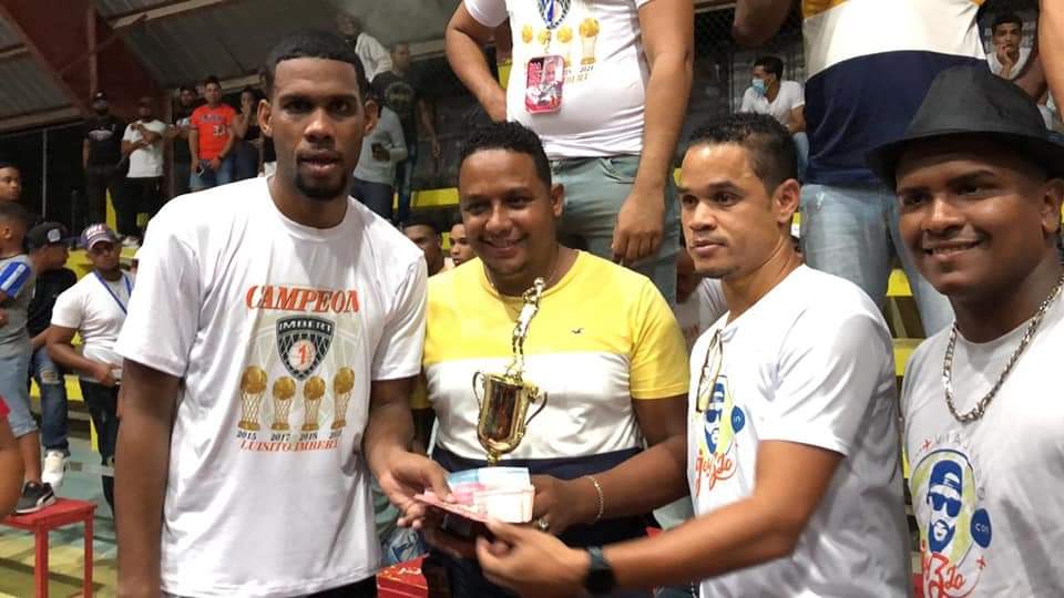 1Imbert's tweet photo. EDISON PARRA (DEGUEY) nombrado MVP nativo del torneo Superior de IMBERT #ImbertUnoCampeon2021 #lanuevaEra #unaFamilia #basketdominicano #abaplata #fedombal #imbert #lanuevaEra https://t.co/CLtE9t0bZ0