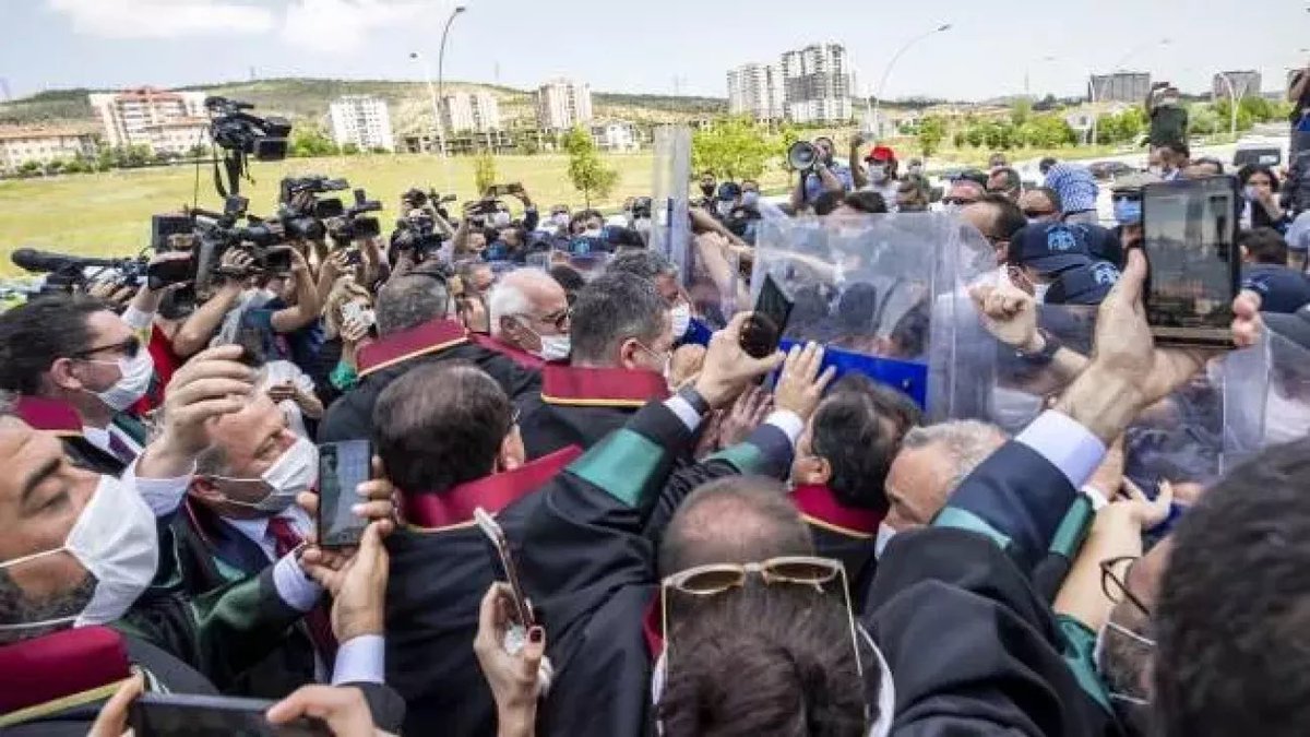 CihnAydin's tweet photo. Biz sokakta polis şiddetine maruz kalırken o, baroların cenaze namazında en ön saftaydı. Unutmadık. https://t.co/w3xcIjdPwx