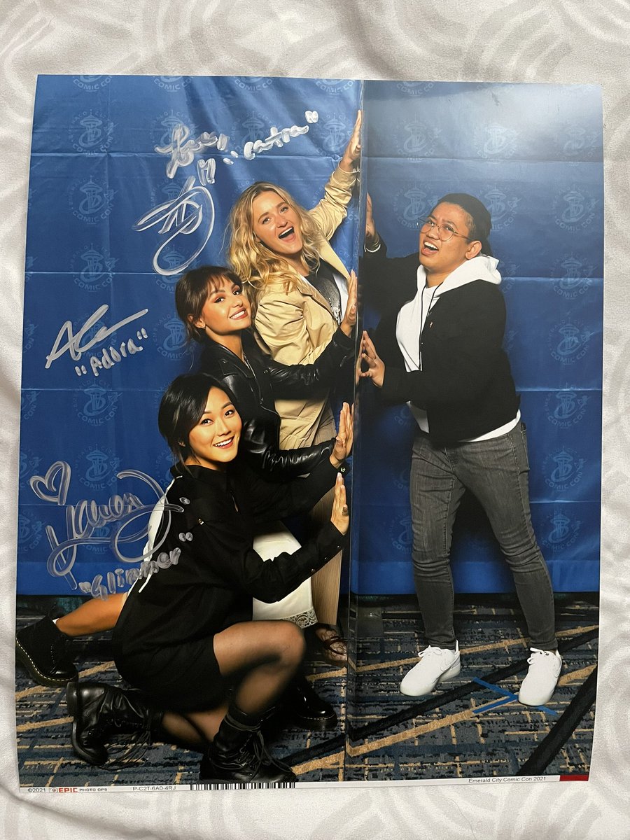 calantas_1__'s tweet image. My first comic con ever and WOW. I was literally trying not to have a panic attack (I still did) when I first saw them. Thank you SO much for making my day and helping me make the plexiglass work @aimeecarrero, @alyandaj, and @KarenFukuhara 🤣 love you guys so much 😩💞 #ECCC2021