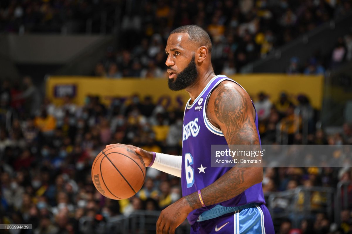 TruthLebron's tweet photo. Luke Kennard
19 points
95 TS% 
2 Clutch Threes

LeBron James
21 points
45 TS%
Game ending brick

LeBron James got COMPLETELY outplayed by Luke Kennard. And you guys call him top 3 in the league right now 😹.  LeBron is top 40  and still even that is a reach. https://t.co/ssqaHfvWK3