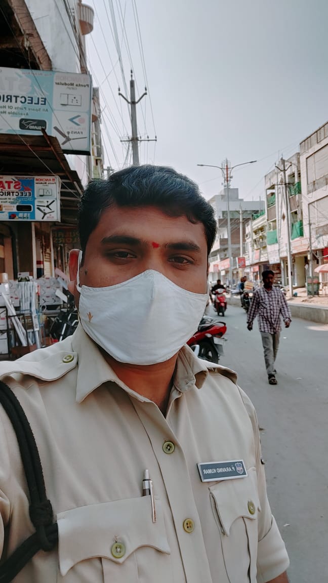 adilabad_sp's tweet photo. MASK APPEAL &amp; MASS APPEAL

ఫేస్ మాస్క్ ధరించి సమాజాన్ని కాపాడాలని ఆదిలాబాద్ పోలీసుల విజ్ఞప్తి. 
జరిమానా కోసం కాక జరగబోయే విపత్తు నివారించడానికి మాస్క్ ధరించండి. కేవలం మీకోసమే కాక సమాజం కోసం కూడా కోవిడ్ టీకాలు వేయించుకోండి, సురక్షితంగా ఉండండి. 
@TelanganaDGP @TelanganaCOPs https://t.co/JXfUiyQxF3