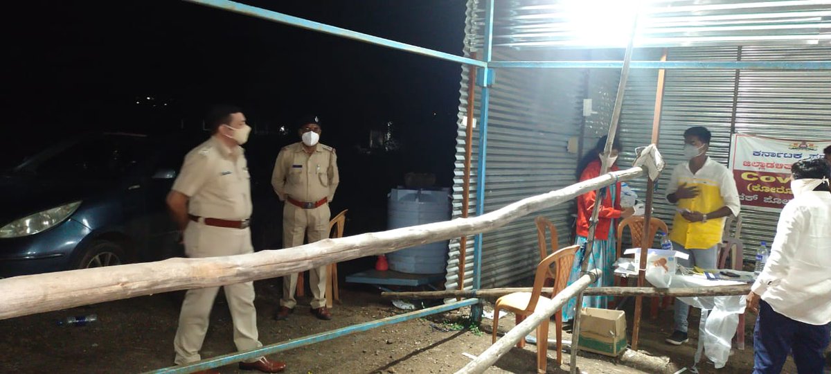 VIJAYAPURPOLICE's tweet photo. ಝಳಕಿ ಚೆಕ್ ಪೋಸ್ಟ್ ಭೇಟಿ ನೀಡಿ ಗಡಿ ರಾಜ್ಯದಿಂದ ಬರುವ ಸಾರ್ವಜನಿಕರ ವ್ಯಾಕ್ಸಿನೇಷನ್‌ ಮತ್ತು RTPCR ಟೆಸ್ಟ ಕುರಿತು ವೀಕ್ಷಿಸಲಾಯಿತು. ಅಲ್ಲದೇ ಈ ಕುರಿತು ಸೂಕ್ತ ಸಲಹೆ ಸೂಚನೆಗಳನ್ನು ನೀಡಲಾಯಿತು. @DgpKarnataka @CMofKarnataka @BSBommai @PratapReddyC @DcVijayapur @PI_Bendegumbal @LBandapatti @sunilgavali19 https://t.co/gVx55xlS7O