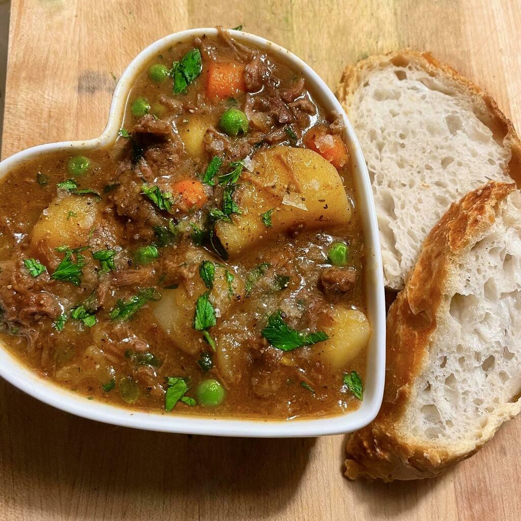 foodietechlab's tweet photo. [Homemade] Beef stew w/ fresh baked bread #viral #trending #foodie #foodblogger #foodphotography #ff #tbt #ico https://t.co/CpDomryHKM