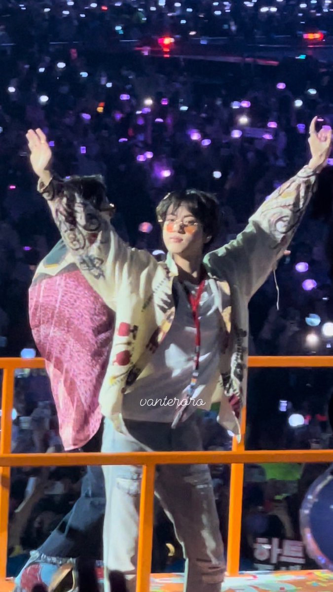 vanrotae's tweet image. happiest birthday to our moon jin!! i feel so grateful to be a part of the #MoonForJinLA project and it was a success 🥺💜 #HAPPYJINDAY