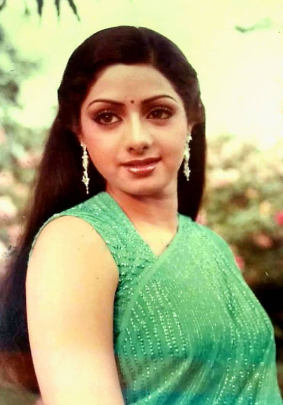 SrideviKapoor's tweet photo. Sridevi in Akalmand (1984) https://t.co/zOQhrSHPo6
#Sridevi in #Akalmand
#Bollywood
#BlueSari
@SrideviBKapoor https://t.co/3fYTPO2Cd3