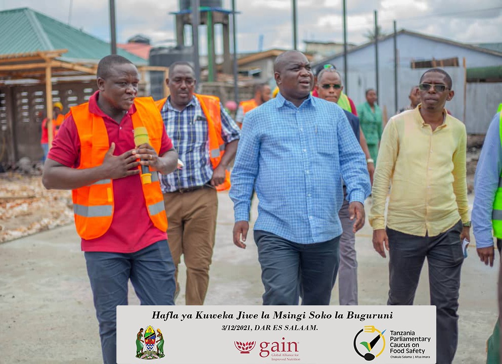 ManenoIzaak's tweet photo. Msimamizi wa Mradi wa ujenzi wa Soko la  Buguruni, Mr. Josiah kutoka @GAIN_Tanzania akimwongoza Mgeni Rasmi, Mhe Amos Makalla, Mkuu wa Mkoa wa Dar Es Salaam kukagua hatua za Ujenzi na Uboreshwaji wa Soko la Buguruni. https://t.co/zIAdNNcO6g