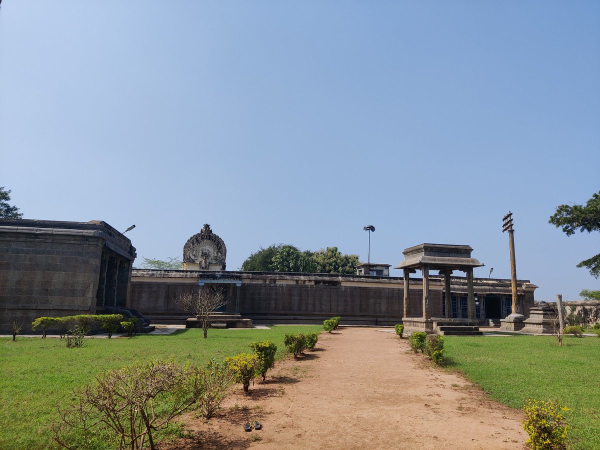 iShO_o's tweet photo. When @ravsriram posted photos of the Pazhaya Seevaram Temple and Thirumukkoodal, I knew it was time to kickstart our #templeruns with these. Bonus was the walkway bridge to see Paalaar in all its glory!  
Lakshmi Narasimhan and Srinivasan were gorgeous! ✨ 
Majorly missing oor https://t.co/q5vw8h3eh7