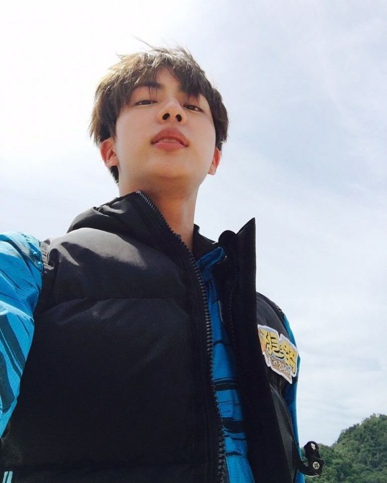 Choco85662232's tweet photo. 진아 생일 축하해 😍
영원히 행복하다 💜 우리 WWH 사랑해 😍

#HAPPYJINDAY #HappyBirthdaySeokjin #SeokjinnieDayIsHere #진 #생일ᄎᄏ 
@BTS_twt @bts_bighit https://t.co/2dvcXTzH1c