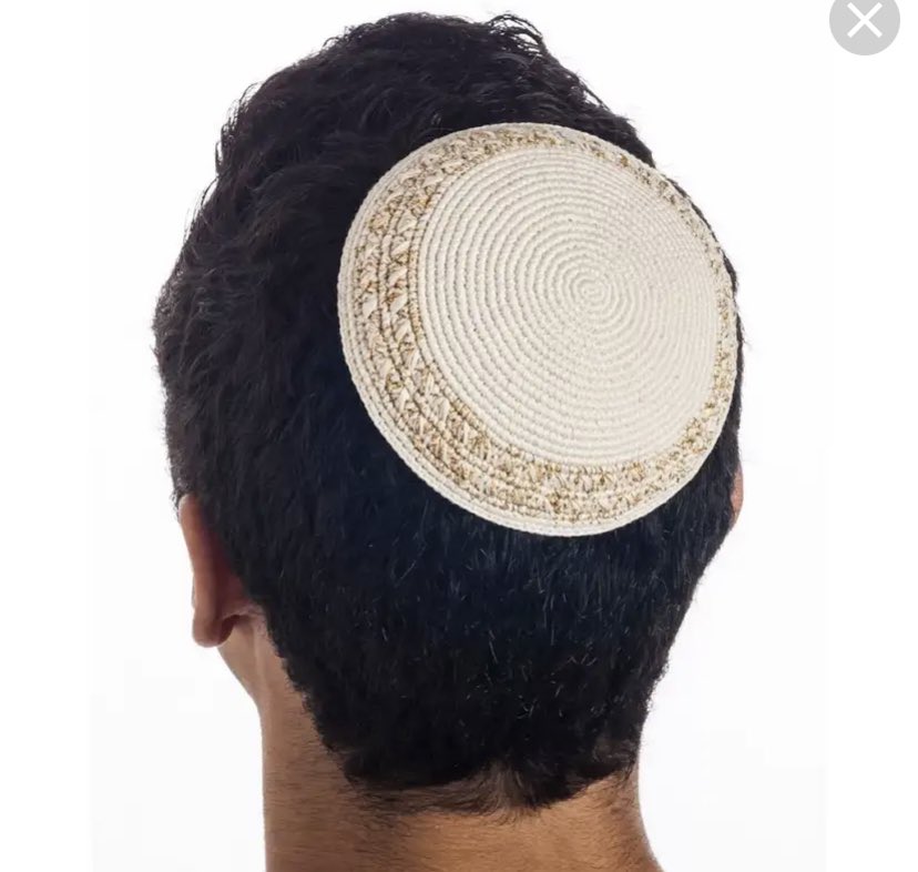 Шапка на затылке. Еврейская шапочка ермолка. Еврейская шапка штраймл. Еврейская мужская Национальная шапка ермолка. Ермолка тюбетейка.