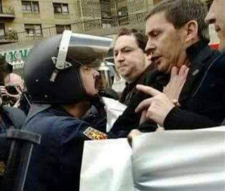 En memoria de José Miguel Camejo. Un héroe que nos dejó hace 4 años. Que no caiga en el olvido y se conozca su leyenda.

En diciembre de 2017 nos dejaba una leyenda dentro y fuera de la Policía Nacional. 

Esta foto cogiendo a Otegui del pecho le hizo leyenda.

Así se trata a ETA