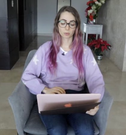 NurseFlebo's tweet photo. Same energy: leyendo un guion que les ayudaron a hacer. Una por dinero Otra por obligación. #YosStop #ainarasuarez https://t.co/psO99e1g9m
