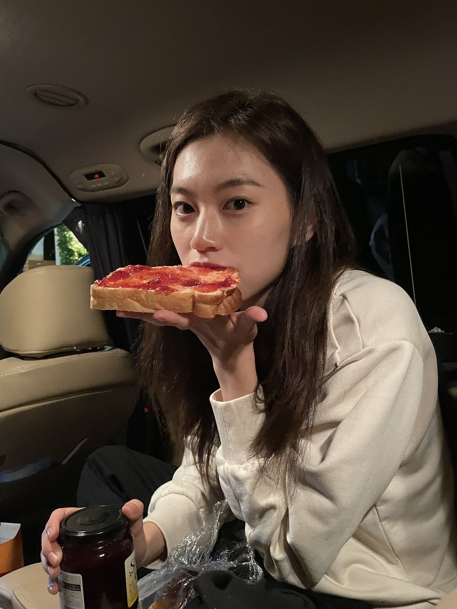 WekiMeki's tweet photo. 사랑하는 야니 ♡ 생일축하해~ 
때로는 나보다 나를 더 믿어주고 응원해 주는 너 덕분에 용기를 얻을 때가 많아♡ 
내게 이런 친구가 있는 게 너무 고맙단다 
많이 사랑하고 고마워 ♡ 팔 잘 회복하쟈
난 벌써 7인 동선 다 까먹을 준비 완료ㅎㅎ😗 #HAPPY_DOYEON_DAY 🎂 🎈 https://t.co/ySUxsM3Mcn