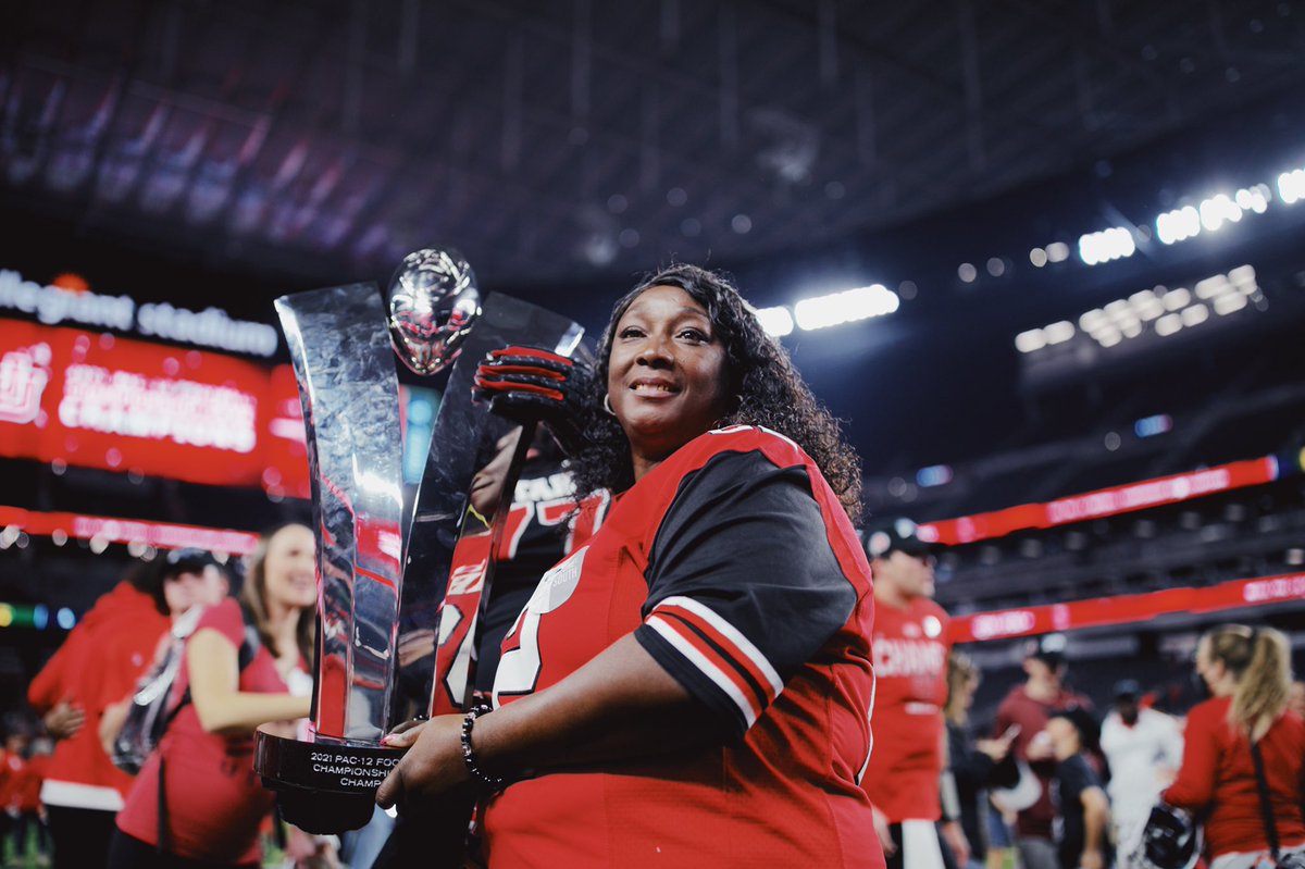 Utah_Football's tweet photo. Our honorary captain, Donna Lowe. 

#22forever ♥️ https://t.co/myPuZhvWqu
