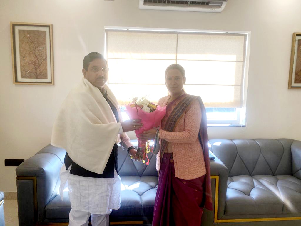 rekhaaryaoffice's tweet photo. केंद्रीय मंत्री व उत्तराखंड चुनाव प्रभारी श्री @JoshiPralhad जी से शिष्टाचार भेंट की व आशीर्वाद प्राप्त किया।
@pushkardhami #LocketChaterjee #BjpUttarakhand2022 #DhanSinghRawat https://t.co/N1Yrrsi1lx