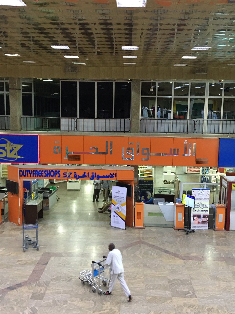 حمودي : بيبيعوا عدس في المطار لي!؟؟
امونة :  هي حره