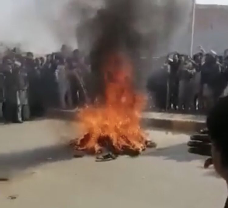 Sheikhlog_'s tweet photo. جس کا بیٹا آج سیالکوٹ میں جلا ہے اُس سری لنکن ماں کو آپ کیسے سمجھائیں گے کہ مسلمان امن پسند لوگ ہیں۔😢
#Sialkot https://t.co/IxrlkOA789