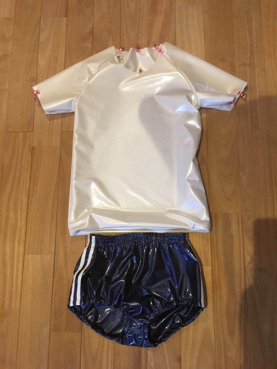 onussiy1's tweet photo. エナメル体操服上着。コレ、着たあと脱げなくなりそう https://t.co/oZnatCtKDP