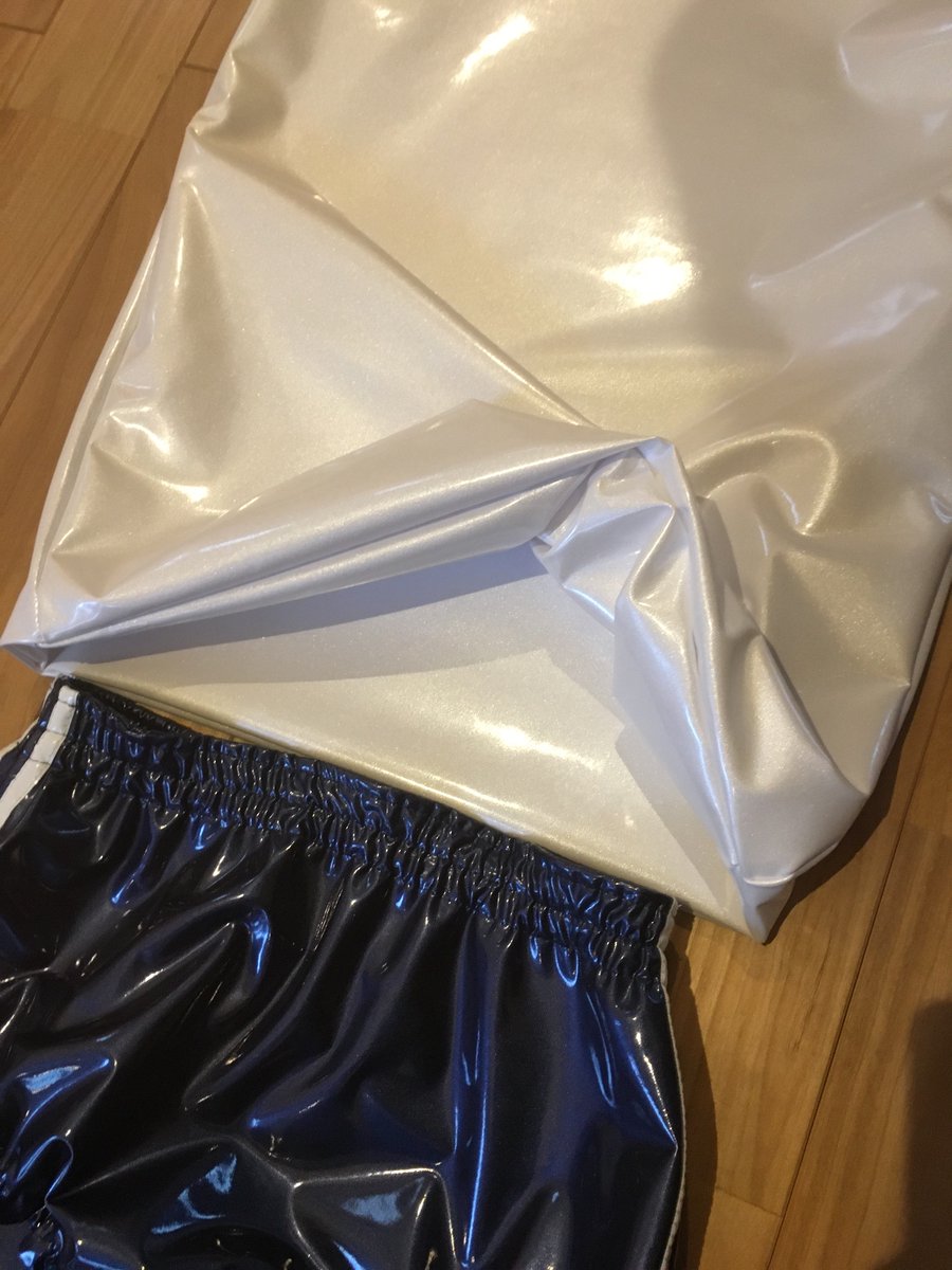 onussiy1's tweet photo. エナメル体操服上着。コレ、着たあと脱げなくなりそう https://t.co/oZnatCtKDP