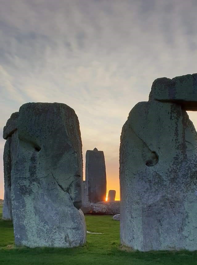 ST0NEHENGE's tweet photo. Sunrise at Stonehenge today (4th December) is at 7.53am, sunset is at 4.01pm 🌤️ https://t.co/6lPkcd5mIc