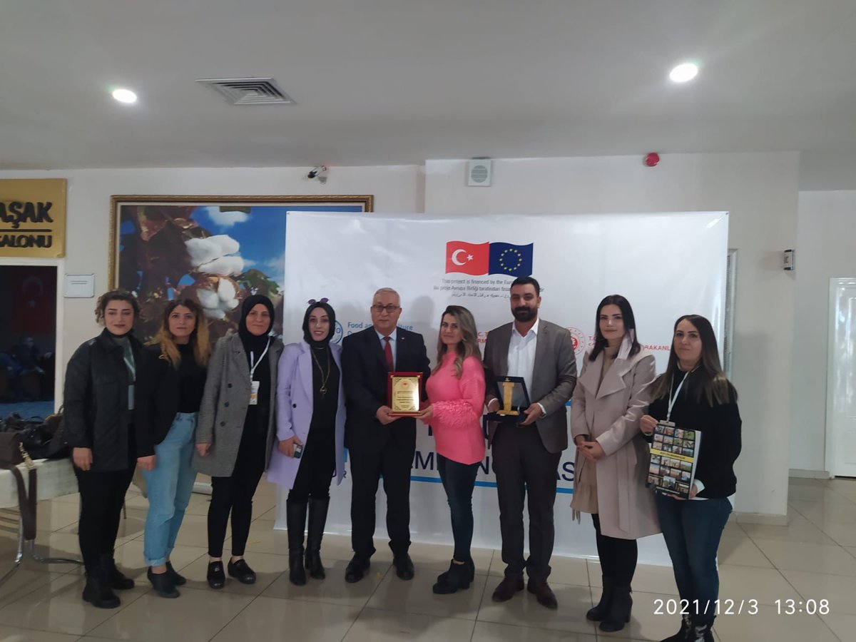 Fidemdanisman's tweet photo. Şanlıurfa'da gerçekleştirilen istihdam fuarında, Tarım Danışmanları olarak Çiftçiye Dokunan eller kitabımızı EYD Başkanımız Mehmet ERGÜN Bey'e takdim ettik.@RTErdogan @aysinisikgece @eyd_tob @bekirpakdemirli https://t.co/0djo46bAw6