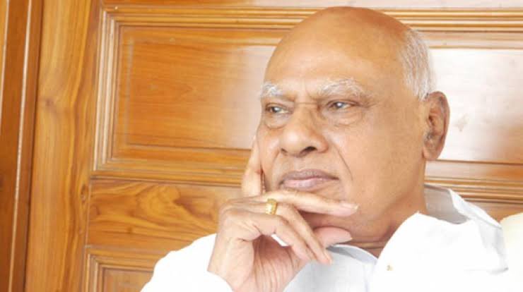 KLNTDP's tweet photo. ఏపీ మాజీ సీఎం,తమిళనాడు మాజీగవర్నర్ శ్రీ కొణిజేటి రోశయ్య గారి మరణం దిగ్భ్రాంతికి గురిచేసింది.
రాష్ట్రానికి ఆర్థికమంత్రిగా రోశయ్యగారి సేవలు చిరస్మరణీయం.
ఆయన పవిత్రఆత్మకు శాంతి కలగాలని భగవంతుడిని ప్రార్థిస్తున్నాను. 
రోశయ్యగారి కుటుంబసభ్యులకు నా ప్రగాఢ సానుభూతిని తెలియచేస్తున్నాను. https://t.co/jJ6HicP7lw
