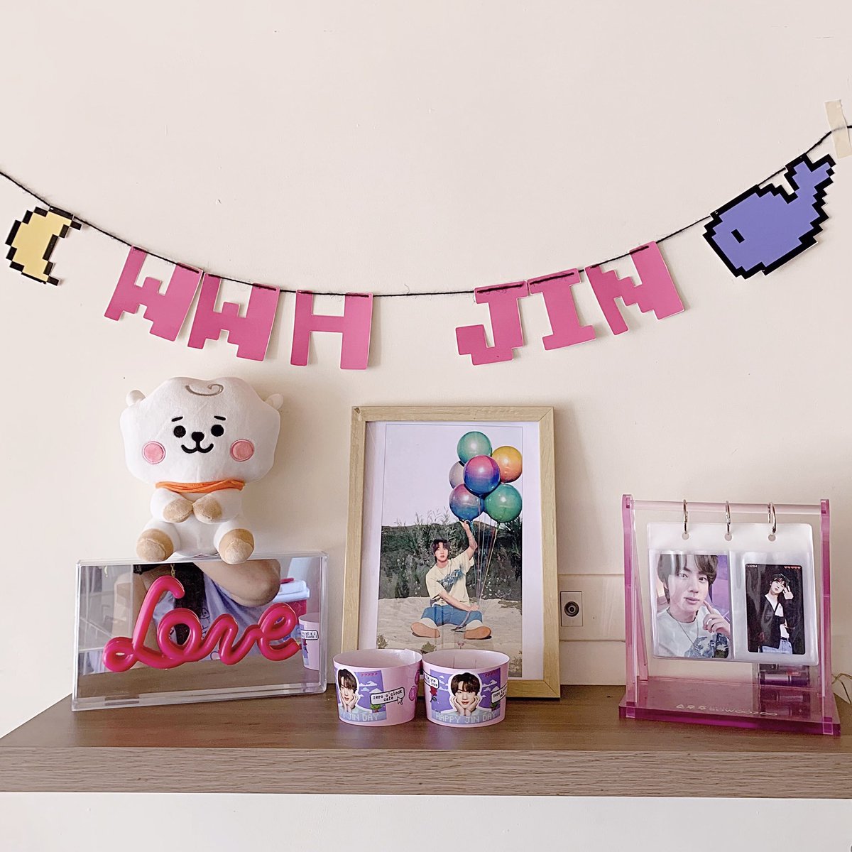 zerooclockcafe's tweet photo. CUTE? 🥰 It’s worldwide handsome day! Happy birthday Kim Seokjin 💓💗💘💕💖💞 Free cupsleeve + PC for every order, let’s celebrate #SeokjinnieDayat0000cafe 🌙🐋 

#HappyJINDay #OurDecemberAngel #WorldwideHandsomeDay https://t.co/XiTsHKMNFu
