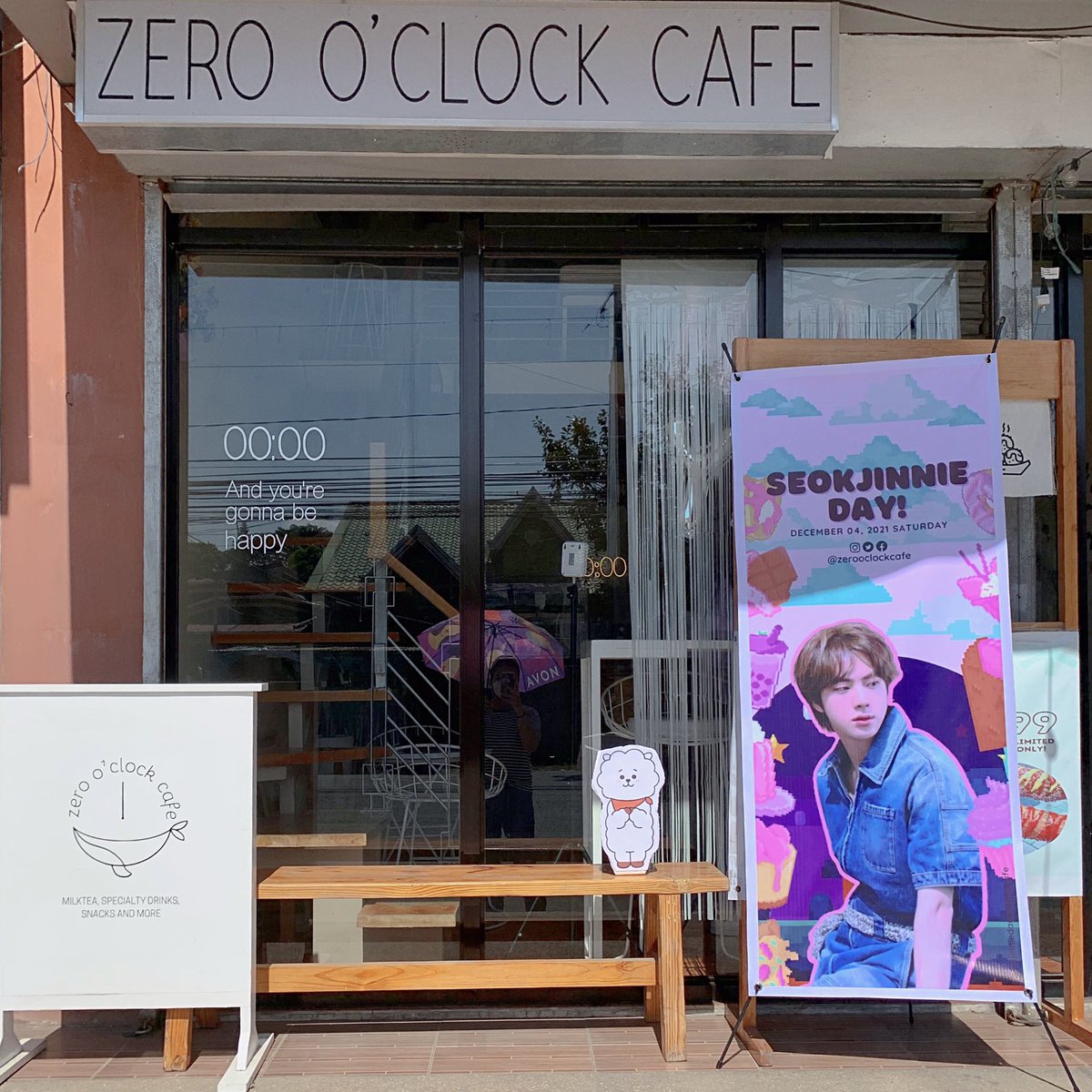 CUTE? 🥰 It’s worldwide handsome day! Happy birthday Kim Seokjin 💓💗💘💕💖💞 Free cupsleeve + PC for every order, let’s celebrate #SeokjinnieDayat0000cafe 🌙🐋 

#HappyJINDay #OurDecemberAngel #WorldwideHandsomeDay