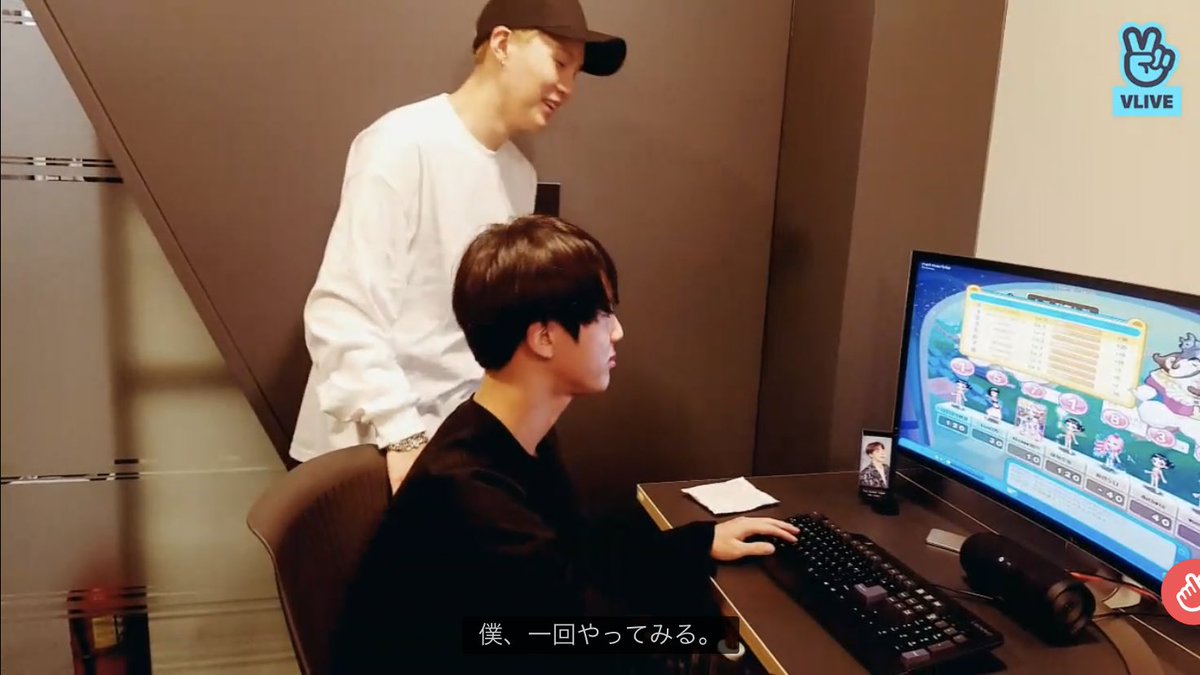 kim04jin's tweet photo. ジンさんのセンイルライブの好きなシーンは数え切れないほどあるけどその中でも今日は「ずっと画面をみていたのに自分がやりたくなってここぞと言うタイミングで僕一回やってみると満面の笑みで交渉してみたもののお前は家でやれよと論破され無言でその場を去っていくミンユンギ」をお届けしようと思う https://t.co/ffdNcINF9N