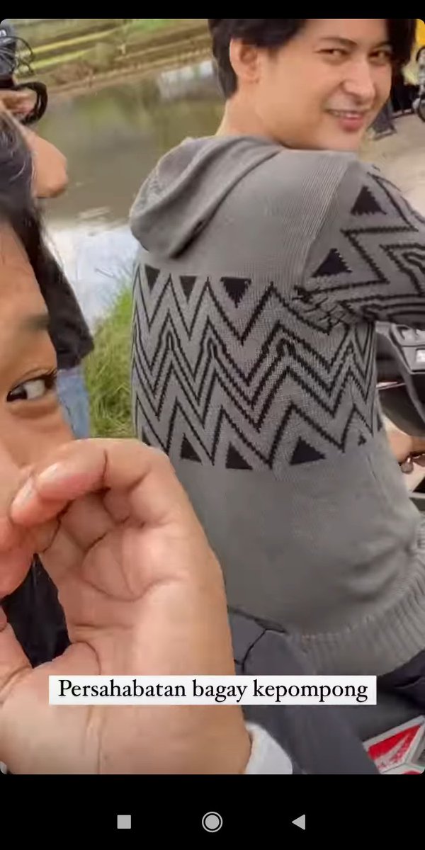 Persahabatan bagai kepompong 🤭

Cie cie cie 
-minHs