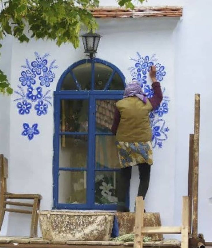 womensart1's tweet photo. Agnes Kasparkova, 90-Year-Old former agricultural worker who turned her small village into an art gallery by hand-painting traditional Moravian motifs, such as flowers, on the local houses. The work took over a decade #womensart https://t.co/DOO7IihByu