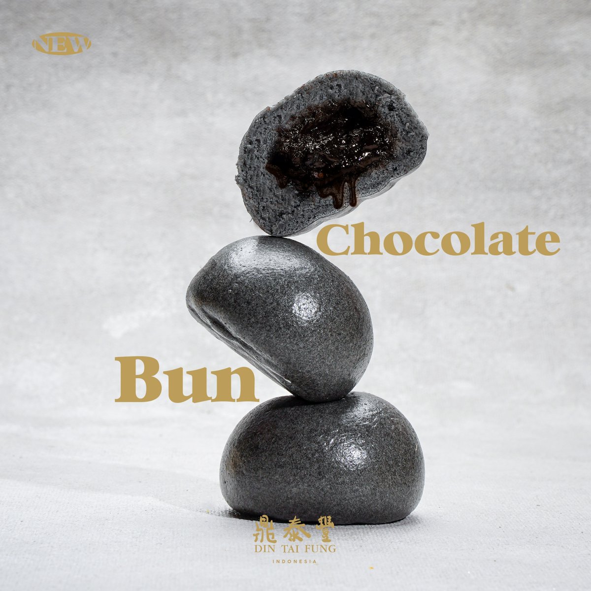 The soft warm charcoal bun combined with the bitter-sweet dark chocolate filling makes this bun a great choice for those who love sweet bun with less sweetness in it. 

Try it now! You will love it for sure 🤤