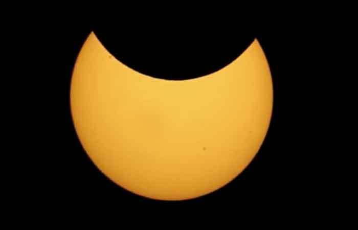 oneindiaHindi's tweet photo. Solar Eclipse 2021 : आज साल का आखिरी सूर्य ग्रहण, Photos में देखिए ये खूबसूरत नजारा
#solareclipse #solareclipse2018 #suryagrahan 

Courtesy: Social Media https://t.co/TPmUXT0F9e