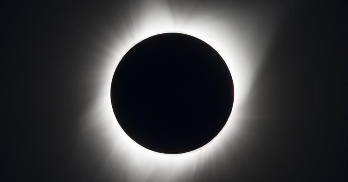 oneindiaHindi's tweet photo. Solar Eclipse 2021 : आज साल का आखिरी सूर्य ग्रहण, Photos में देखिए ये खूबसूरत नजारा
#solareclipse #solareclipse2018 #suryagrahan 

Courtesy: Social Media https://t.co/TPmUXT0F9e
