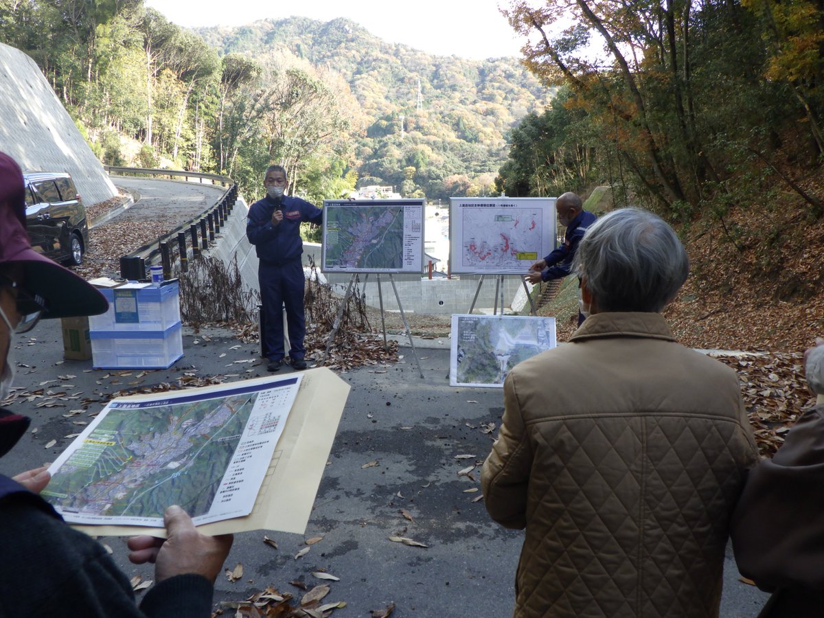 mlit_hirosuna's tweet photo. 12/4（土）、広島市東区の ＃上温品地区 にて ＃現場見学会 を開催し、畳谷町内会から２５名が参加されました。見学会では、今年３月に完成した上温品３号砂防堰堤や地区の事業について概要を説明した後、砂防堰堤の効果や構造などについて質問をいただきました。
＃砂防ダム ＃土砂災害 https://t.co/KmUxoJAide