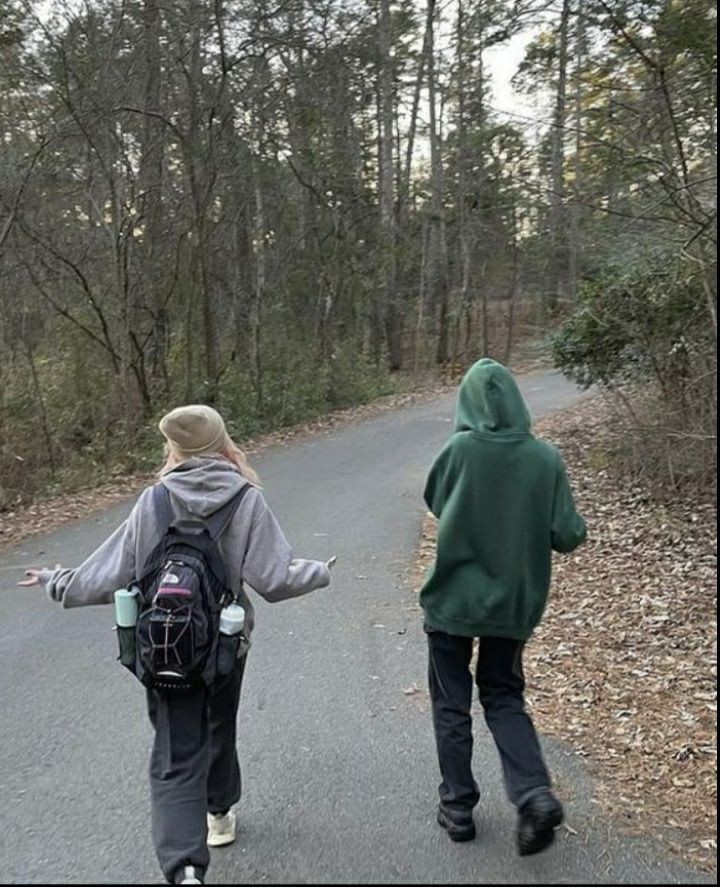 —Vía IG—

De camino al bosque de la villa con dos de mis amigos más insoportables para acampar un par de noches. Deséenme suerte.  
📸: <a href="/DonvnWG/">Donovan Rosario</a>