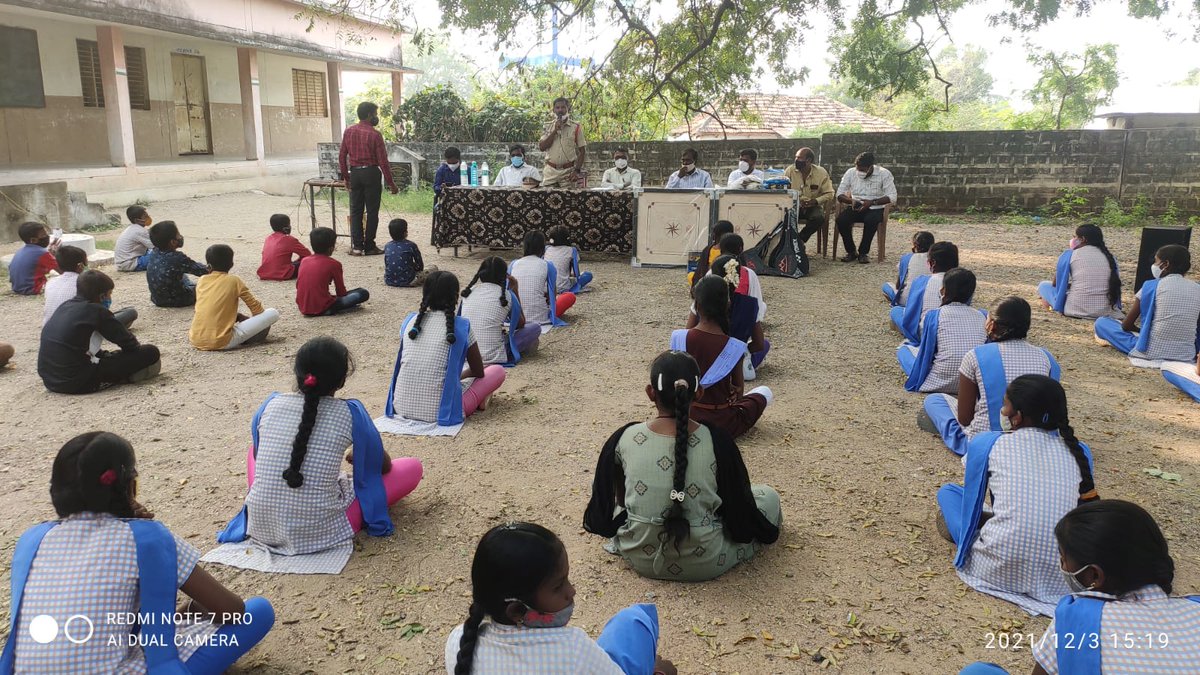 CyberCellKNR's tweet photo. As per the instructions of CP karimnagar Sir, #
#sho_chmd_knr ps interacted with students of navabpet    high school and discussed them about cyber crimes ,cyber safety , online mobile game frauds , child safety awareness program and Dial 100 usage
#telanganacops
#cybercrimes https://t.co/1VgOwr1psS