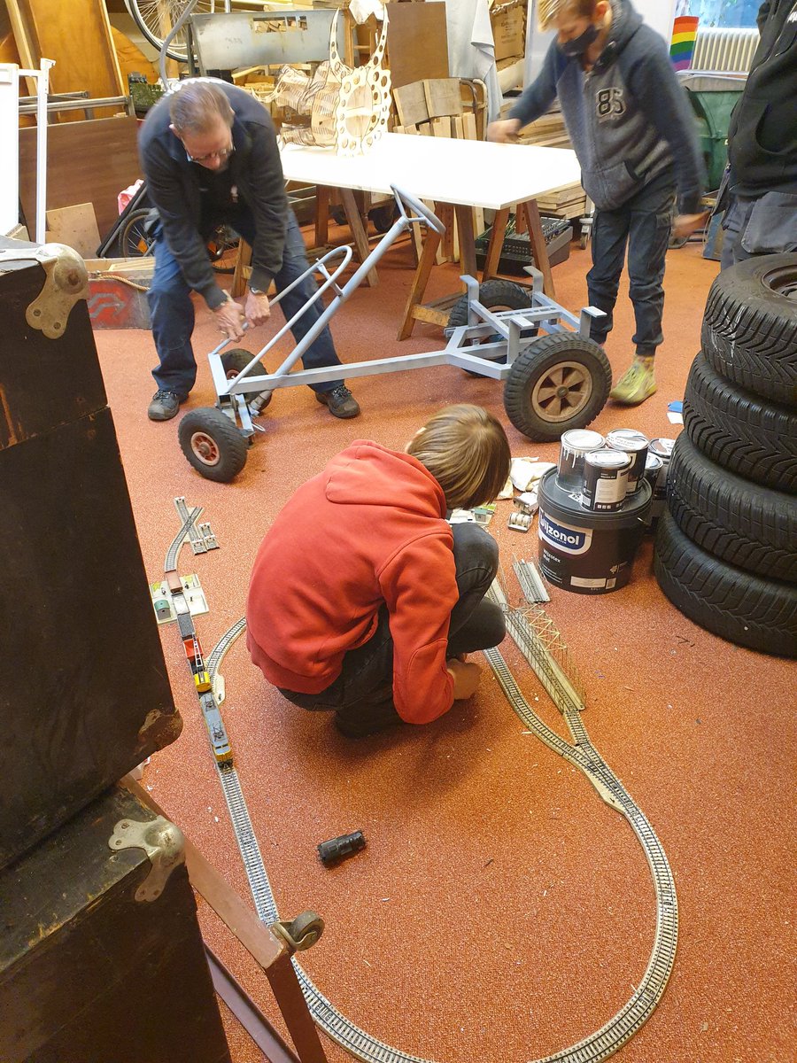 Joppe is een echte #maker bij ons. Maar vandaag even niet. Vandaag is hij #Meester en zit hij op de trein. Komende week met #MeesterEric <a href="/EricSlijkhuis/">Eric Slijkhuis</a> serieus uitbreiden van dit project!

<a href="/NS_online/">NS online</a> 
#treinleven
#totalefascinatie 
#Onderwijs 
#techniek