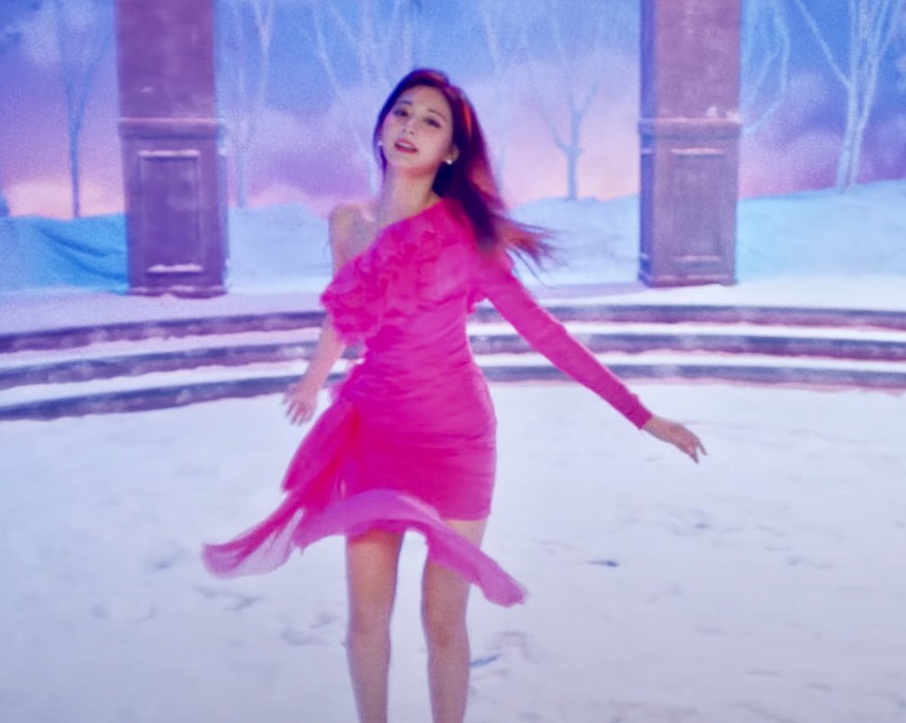 supporttzuyu99's tweet photo. The pink mini dress that Tzuyu wore in the Doughnut MV is currently sold out🥰

#쯔위 #TZUYU #ツウィ #จื่อวี #子瑜 #TWICE  @JYPETWICE https://t.co/QUjUOpuHHF