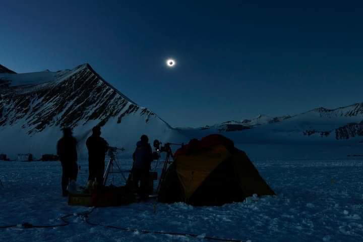 Maco_Rodas's tweet photo. Acaba de pasar un #eclipse solar en la Antártida. La totalidad únicamente fue visible en ese lugar 🌑

Estas imágenes fueron tomadas por e fotógrafo Felipe Trueba desde el glaciar Unión, en la Antártida. https://t.co/8U0w0uqsb9