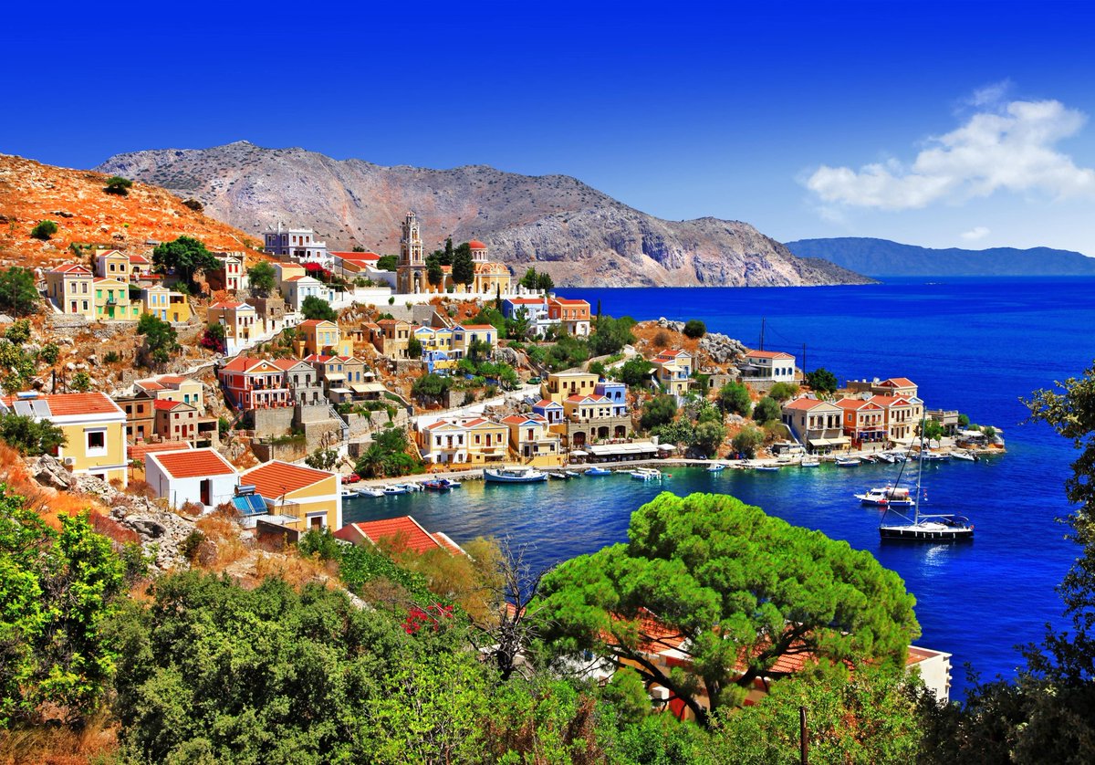 【 の風景】 ギリシャ南東部、トルコのすぐ下に位置する小さな島。エーゲ海に面しており、美しい海とカラフルで整った街並みはまるで絵本の世界に入ったような感覚を味わえる。