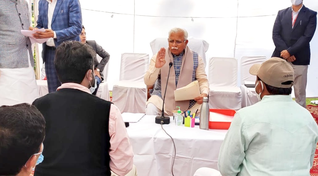 mlkhattar's tweet photo. हम जनता की सेवा में हमेशा तत्पर रहते हैं। जनताजनार्दन की सेवा करना ही हमारा सर्वोपरी धर्म है।

आज करनाल में खु���े दरबार के दौरान लोगों की समस्याएं सुनी व संबंधित अधिकारियों को समस्याओं के अतिशीघ्र निवारण करने के निर्देश दिए। https://t.co/WDmdHhMYHU